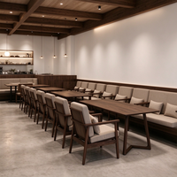 Ensemble table et fauteuils de café en bois rustique avec coussins et décoration murale en pierre pour cafés et salons chaleureux