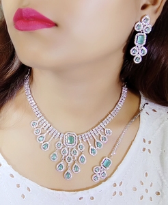 Conjunto de collar de Joyería de diamantes AD Forma cuadrada Negro para mujeres y niñas Pendiente elegante Maangtikka - Product Image 4