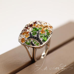 Anillo de la Serie Counterattack con Incrustaciones de Jade, Diopsido Natural, Citrino, Granate y Zafiro Blanco Sintético - Product Image 4