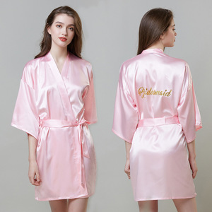 Robes de luxe en soie, Kimono en soie satinée, <span class=keywords><strong>Robe</strong></span> longue en satin rose personnalisée avec bordure en dentelle - Product Image 1