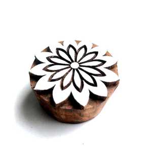 Sello de madera redondo tallado a mano con diseño floral de mandala para arte textil indio - Product Image 5