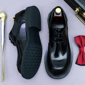 Zapatos de cuero suave para hombre, elegantes y de lujo, con textura mate y diseño retro de punta redonda. Estilo poco visto. - Product Image 1