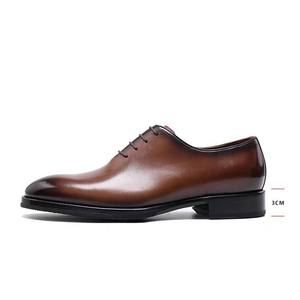 Chaussures en cuir pour hommes Brook Embossed British Business Casual, semelles épaisses brillantes, cuir peint à la main, fabrication artisanale. - Product Image 4