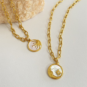 สร้อยคอสเตนเลสชุบทอง18K ลาย PVD ของผู้หญิง,สร้อยคอจี้เหรียญทรงกลมดวงดาวพระอาทิตย์พระจันทร์ทำจากสเตนเลสไม่เสื่อมเสีย - Product Image 4