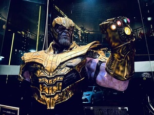 Statue Buste Thanos Taille Réelle 1:1 avec Gant de l'Infini et Pierres LED, Titan Fou Violet en Résine, Figurine Avengers pour Affichage en Centre Commercial et Cinéma - Product Image 1