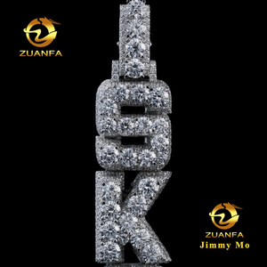 Pendentif vertical de luxe en argent 925 avec lettres initiales, serti de moissanite et de diamants, style hip-hop glacé, micro-pavé et sertissage griffe - Product Image 4
