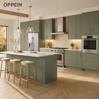 Ensemble d'armoires de cuisine modernes OPPEIN en vert sauge, style Shaker, à assembler soi-même, pour les constructeurs, les logements multi-familiaux et les fournisseurs de services de construction