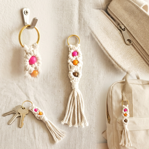 Nouveau porte-clés bohème en macramé fait main en coton avec pendentif pompon en perles de bois pour cadeaux d'anniversaire/mariage et décoration de sac - Product Image 6