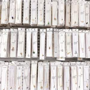 Collar de Moda con Colgante de Aleación para Mujer, Diseños Variados, Collar con Dije Duradero que No Destiñe - Product Image 1