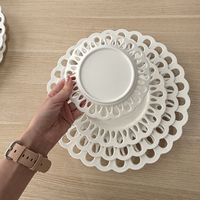 Assiettes de présentation en céramique blanches européennes ajourées de 6/8/10/12 pouces, forme festonnée, pour événements et mariages