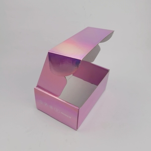 Boîte personnalisée avec logo laser rose avec <span class=keywords><strong>intérieur</strong></span> blanc en relief et emballage d'expédition laminé mat pour chaussettes de magasin de tissu - Product Image 1