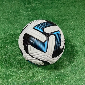 Balón de fútbol de PU duradero de tamaño oficial 5, con logo personalizado, ideal para entrenamiento y competición en interiores/exteriores. - Product Image 4
