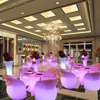 Ensemble de table basse et chaises de bar à LED pour l'extérieur Chargement USB étanche Mobilier de maison pour salle à manger et hôtel Application intérieure/extérieure