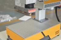 Marqueur laser UV 3D Voiern prend en charge les formats DXF/AI/DWG, haute sécurité, portable et compact pour le verre et l'acrylique