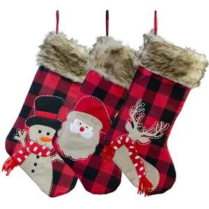 Bolsa de Regalo Navideña de Felpa con Bordado, Diseño a Cuadros Rojos, Estilo Retro, para Colgar en el Árbol de Navidad - Product Image 1