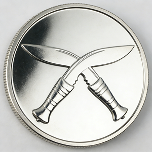 Pièce de monnaie commémorative plaquée argent personnalisée |   Pièce de monnaie en métal de collection avec design de couteaux Kukri croisés, fabrication OEM ODM, souvenir et cadeau - Product Image 1