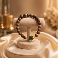 Bracelet de prière artisanal Kynam en perles de bois marron clair, emballage raffiné, idéal pour un cadeau quotidien