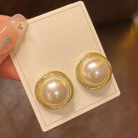 Anting-anting mutiara temperamen elegan niche Perancis anting-anting angin dingin populer baru 2023 kancing rasa tinggi