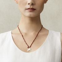 Collier Yuma pour femme en cuivre plaqué, orné de perles rouges, pendentif léger d'inspiration créateur, style vintage minimaliste et tendance