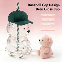 ZB Wholesale Custom 600ml 20oz Tasse en verre borosilicate en forme d'ours en peluche avec couvercle casquette de baseball, mignonne tasse de dessin animé pour jus, lait et thé