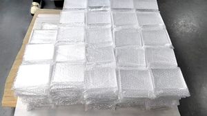 حاملات لوحات أكريليك مخصصة الحجم، إطار صور أكريليك مع حامل مغناطيسي شفاف ذو وجهين قائم بذاته - Product Image 3