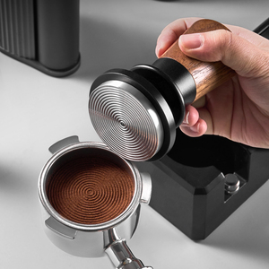 BANLEE 51/53/58mm Tasseur à café auto-nivelant à ressort avec poignée en noyer et base en acier inoxydable pour presse à expresso - Product Image 2