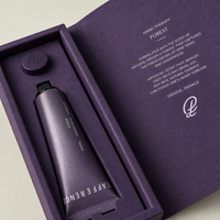 Boîte personnalisée à couvercle rabattable pour crème pour les mains, en papier spécial violet avec texte de marque en feuille blanche, emballage pour tube et boîte à courrier avec plateau intégré, OEM