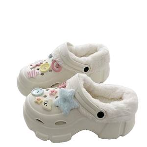 Chaussons d'hiver classiques à bout fermé, antidérapants, à semelle souple, isolés, respirants, anti-odeurs, tendance mode, décorés de bandes, en coton - Product Image 1