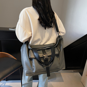 <span class=keywords><strong>Sac</strong></span> fourre-tout à bandoulière de luxe pour femmes à la mode en matériau PU Portable avec fermeture à glissière conception d'épaule à fronde personnalisée - Product Image 6