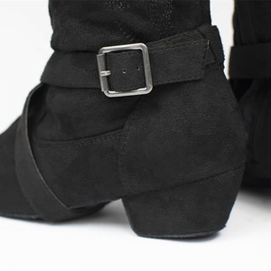 Bottes de danse latine brodées artistiquement de haute qualité pour femmes, design unique, en daim, pour la danse de salon, le jazz et les danses sociales, fabrication en usine - Product Image 3