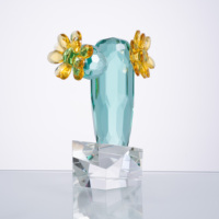 Sculpture de cactus en cristal vert facetté avec ornement de fleur dorée en cristal, souvenir créatif, décoration intérieure pour bureau ou villa