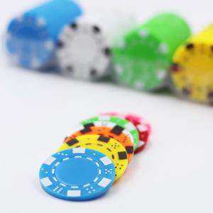 Jetons de poker en plastique personnalisés en gros - Jetons de jeu vierges colorés pour les jeux de casino Texas Hold'em - Product Image 1