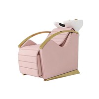 Fauteuil de lavage moderne en cuir beige inclinable avec accents dorés, cuvette en céramique blanche, hauteur réglable, mobilier commercial pour salon de beauté