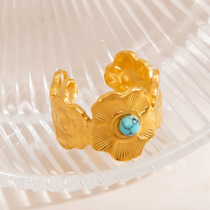 Bague en or en forme de fleur avec incrustation de pierre bleue pour femme, à porter au quotidien - Product Image 4