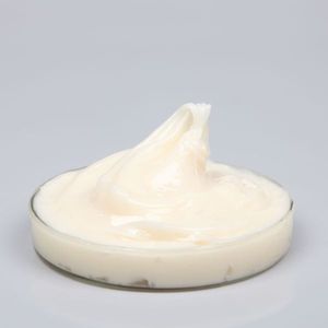 Grasa de contacto eléctrico de alto voltaje menos carbono para dispositivos de conmutación eléctrica - Product Image 1