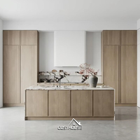 Cuisine moderne modulaire avec plan de travail en marbre à bords biseautés, armoires de cuisine en bois sur mesure pour la maison