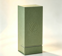 Boîte cadeau rigide de luxe personnalisée avec fermeture magnétique, structure verticale fendue, motif rose en relief, impression quadricolore, boîte en papier