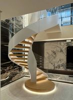 Escalier courbé moderne avec éclairage LED, monopoutre courbe et marches en bois massif pour villa haut de gamme