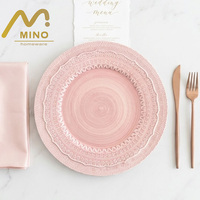 Assiette de présentation en porcelaine rose vintage avec dentelle, vente en gros pour mariages, événements et décoration à louer