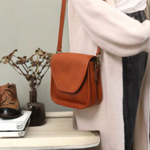 Sac bandoulière en cuir de vachette fait main, forme ovale, type couvercle, sac messager pour femme, marron, écologique, été 2024 - Product Image 1
