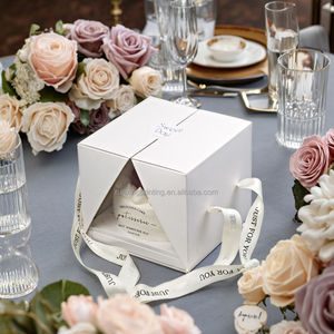 लक्जरी सफेद pvc विंडो मिनी केक बॉक्स रिबन हैंडल uv के लिए लेपित किया हुआ एम्बॉस्ड फूड पैकेजिंग फ़ोल्डर उपहार - Product Image 2