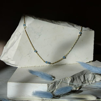 Collier ras du cou minimaliste en perles dorées résistantes au ternissement et à l'eau, avec chaîne à maillons et perles de pierres colorées, de haute qualité, par Bingxin Jewelry