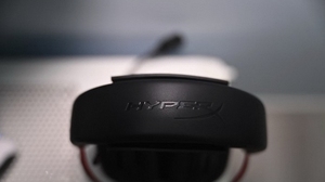 ชุดหูฟังสำหรับเล่นเกมแบบมีสาย HyperX Cloud III สำหรับพีซี/PS5/Xbox Series X | หูฟังแบบครอบหู ANC ไดรเวอร์แบบ Angled ขนาด 53 มม. ระบบเสียง DTS Spatial Audio พร้อมแผ่นรองหูฟังแบบ Memory Foam สำหรับดีเจ - Product Image 3