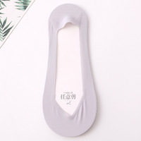 Chaussettes invisibles légères en soie sans couture pour femmes, chaussettes invisibles avec semelle en coton et fonction antidérapante.