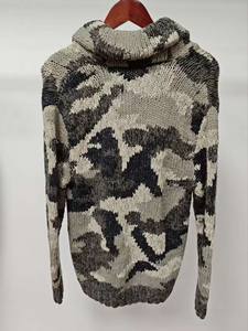 Cardigan à capuche à motifs camouflage tricoté à la main de style décontracté dans des tons neutres terreux avec bouton artisanal sur le devant - Product Image 2