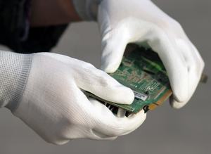 Guantes de trabajo con revestimiento de PU blanco NMSHIELD Guantes protectores de seguridad de nailon para construcción Precio económico para electricistas - Product Image 4