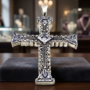 Art Palace - Elegante Colgante de Cruz Étnica en Plata Fina con Gema de Amatista para Uso Diario - Product Image 1