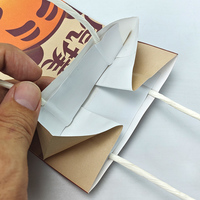 Sac en papier kraft blanc imprimé sur mesure avec poignée à fond carré pour la restauration, les hôtels, les banquets, la livraison de nourriture, l'emballage