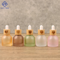 Faible MOQ 100 pièces Huiles essentielles Bouchon en bois de bambou naturel 10 ml Bouteille cylindrique en verre dépoli avec bouchon à vis Mini contenant de parfum de luxe