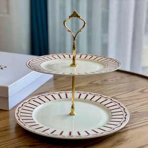Cadeaux de Noël, support à gâteau à deux étages, plateau de service en céramique avec poignée dorée, ensemble de cadeaux pour le thé de l'après-midi et les fêtes - Product Image 1